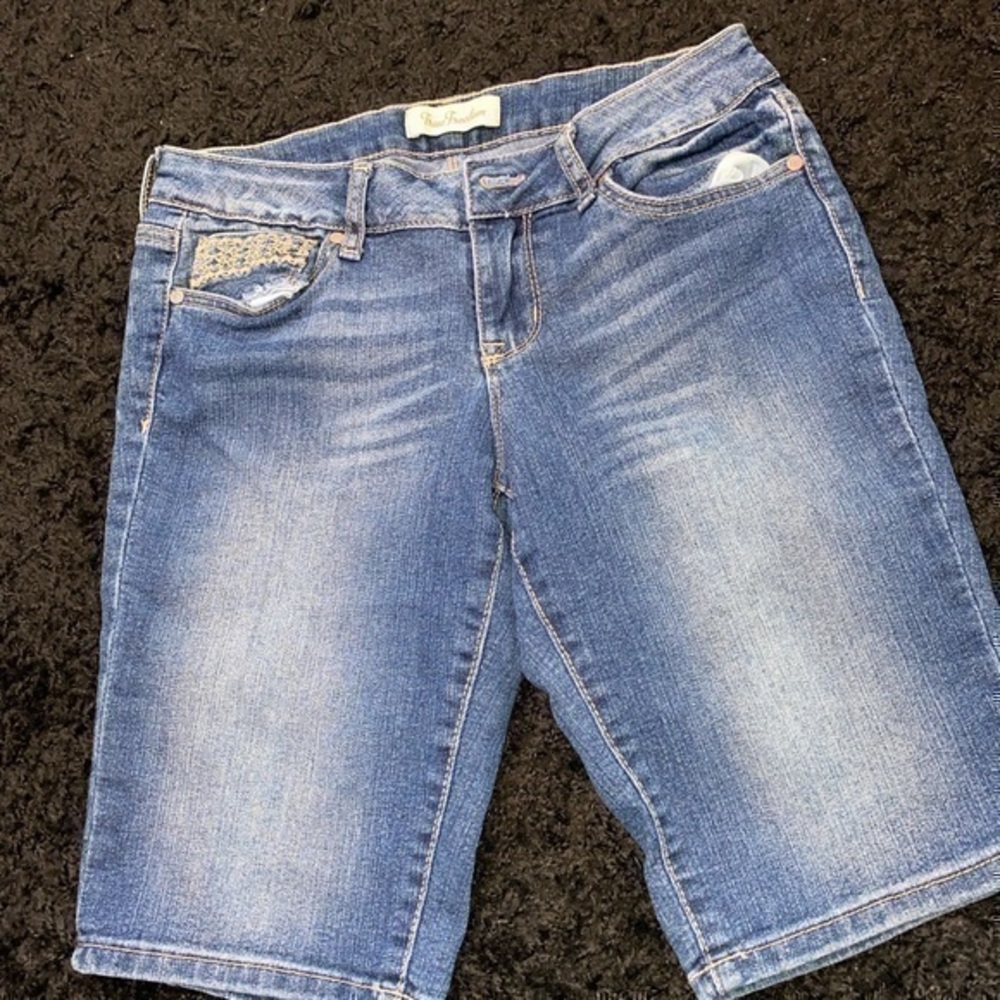 JUNIORS SIZE 9 TRUE FREEDOM BERMUDA SHORTS❗️